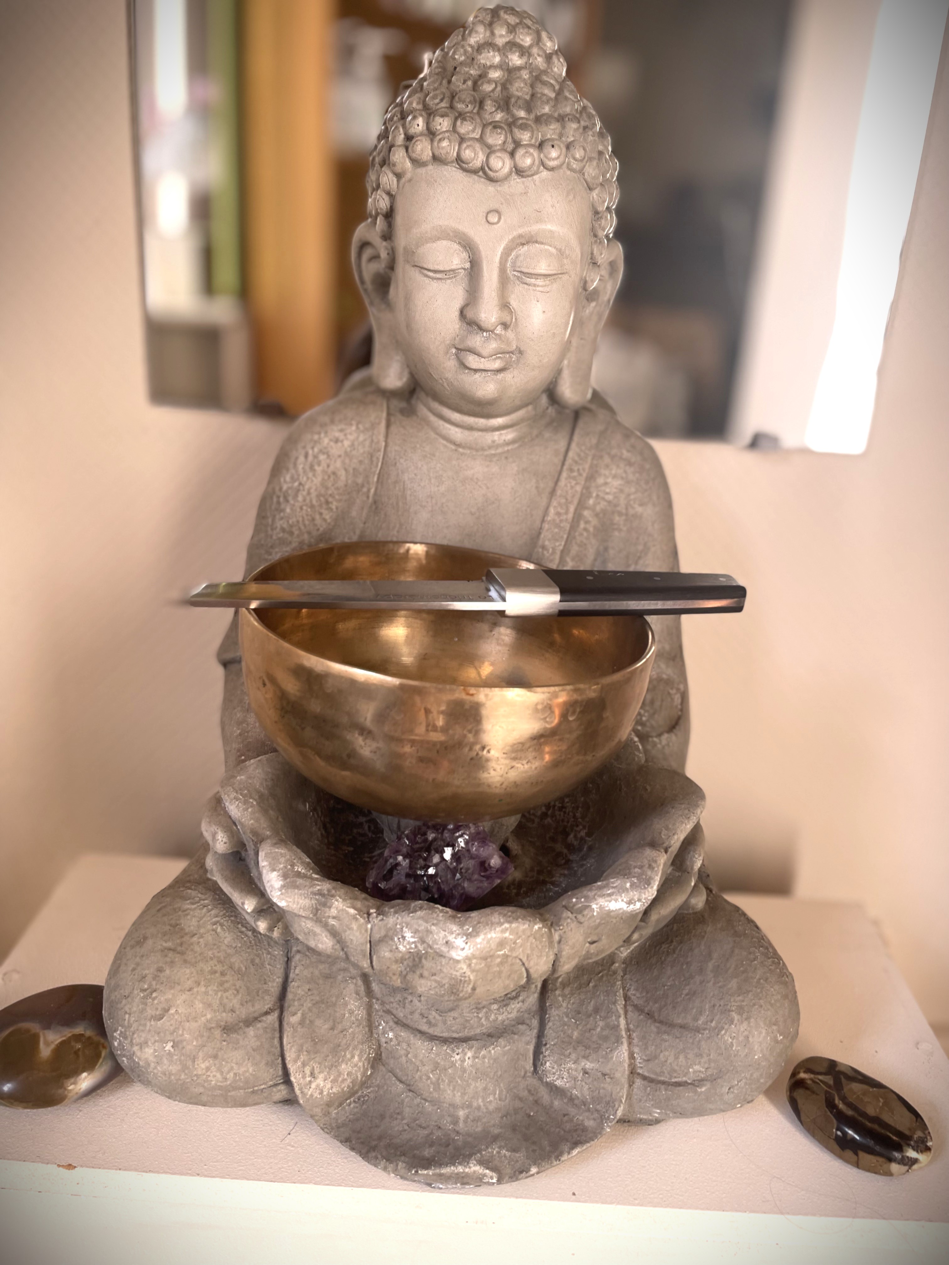Bouddha en pierre avec bol et sabre de coupe énergétique
