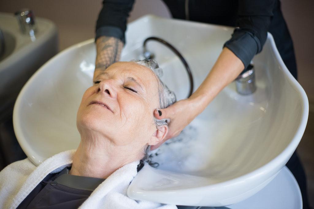 Comment le massage du cuir chevelu apaise le corps... Comment le massage du cuir chevelu apaise le corps...